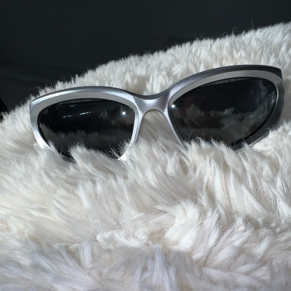 Futuristic Sunglasses - Picture 2 of 3